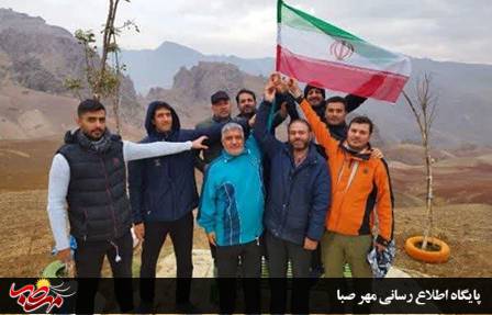اهتزاز پرچم جمهوری اسلامی برفراز قافلانکوه میانه توسط فرهنگیان بسیجی
