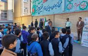 نواختن زنگ پلیس در مدرسه پسرانه شهید دکتر نیک نامی در میانه به مناسبت گرامیداست هفته انتظامی